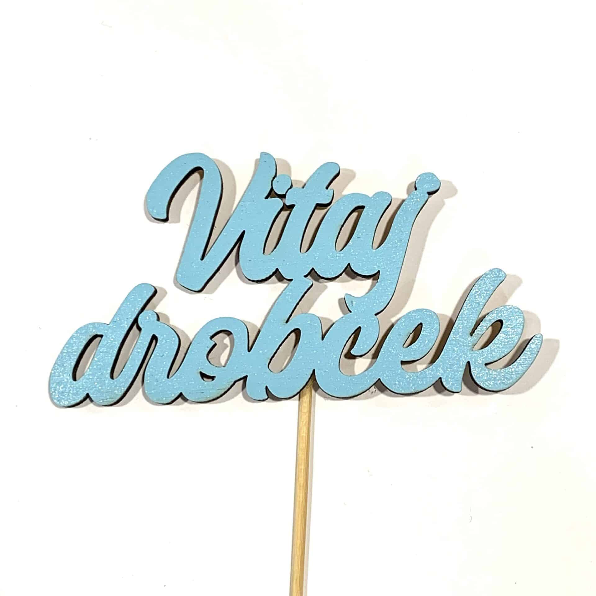 Drevený zápich Vitaj drobček pre chlapčeka, dekorácia na tortu Drevený zápich Vitaj drobček pre chlapčeka, dekorácia na tortu
